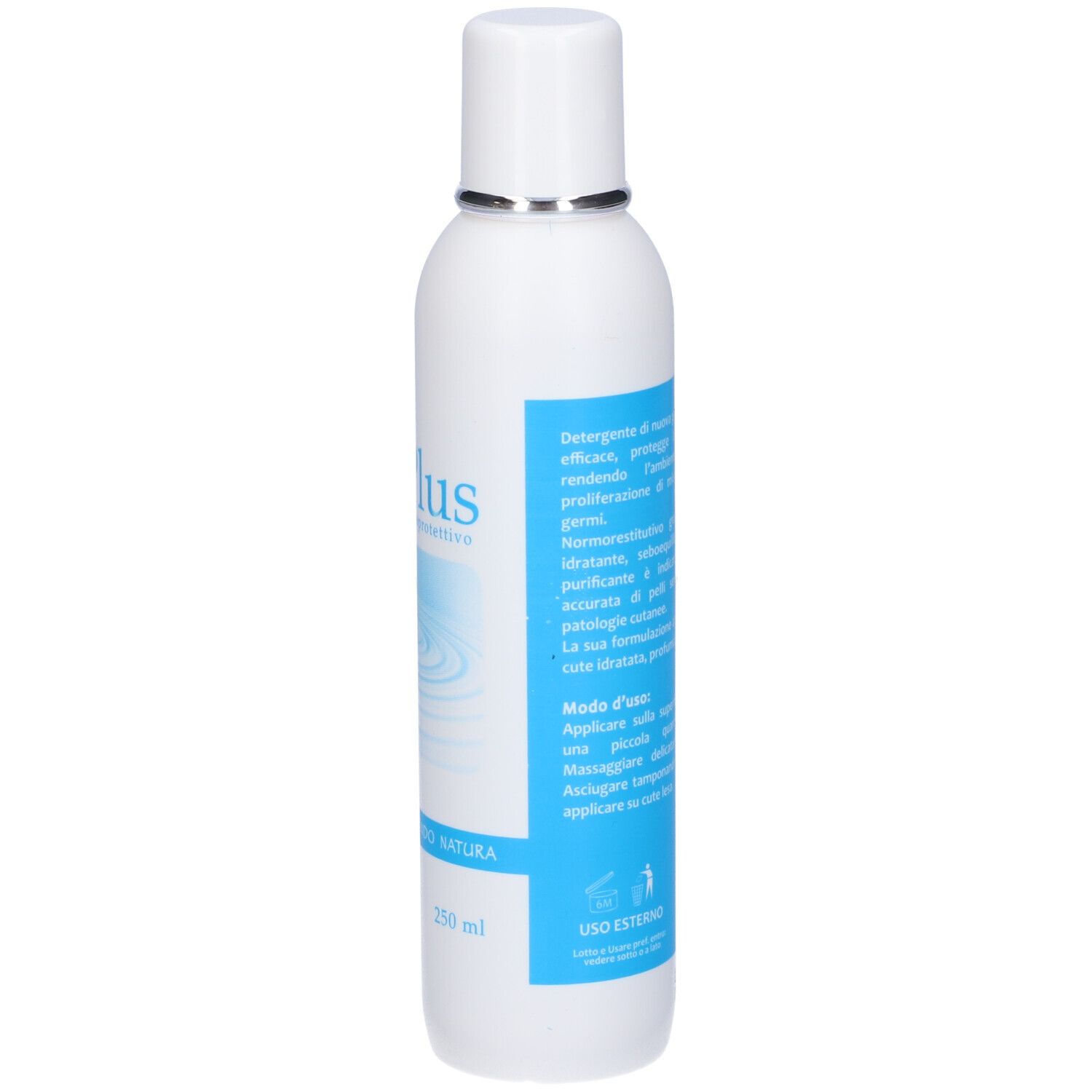 Flacone bianco con etichetta blu. Testo in italiano. Tappo argentato. Nome prodotto: DetPlus.