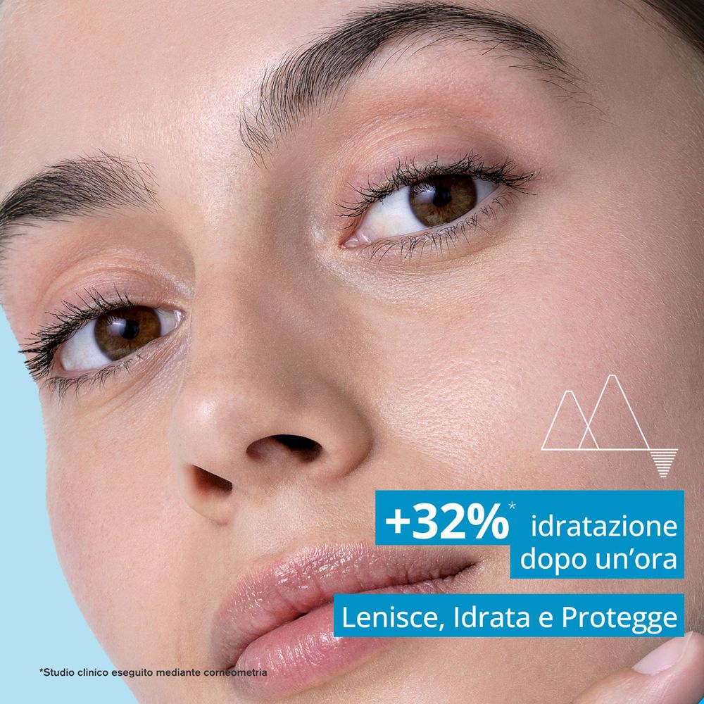 Primo piano di un viso. Testo: +32% idratazione. Lenisce, idrata e protegge.