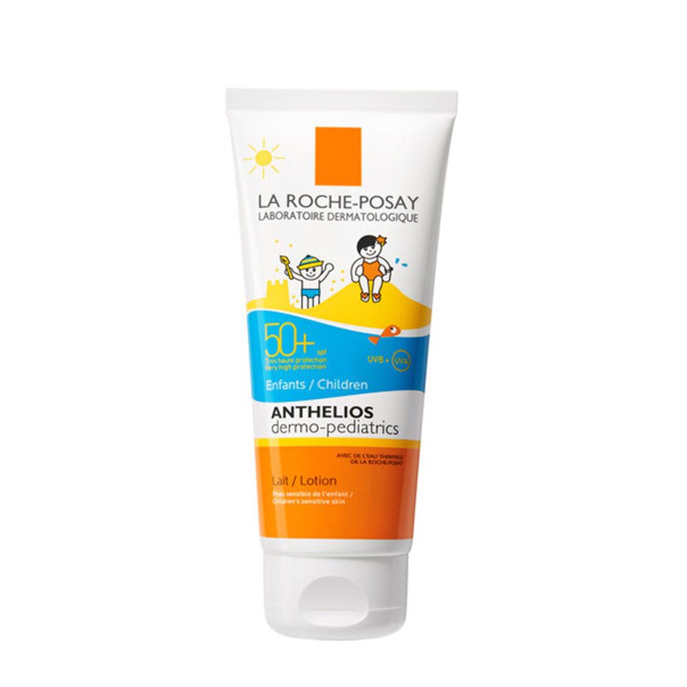 Tubo di crema solare per bambini. Bianco, con accenti arancioni e blu. Contiene testo e illustrazioni.