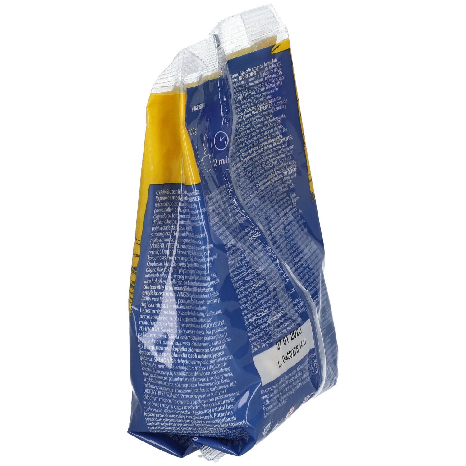 Vista obliqua della confezione di gnocchi Schär. Pellicola blu e gialla con testo e istruzioni di cottura. Scadenza: 27.01.2023.