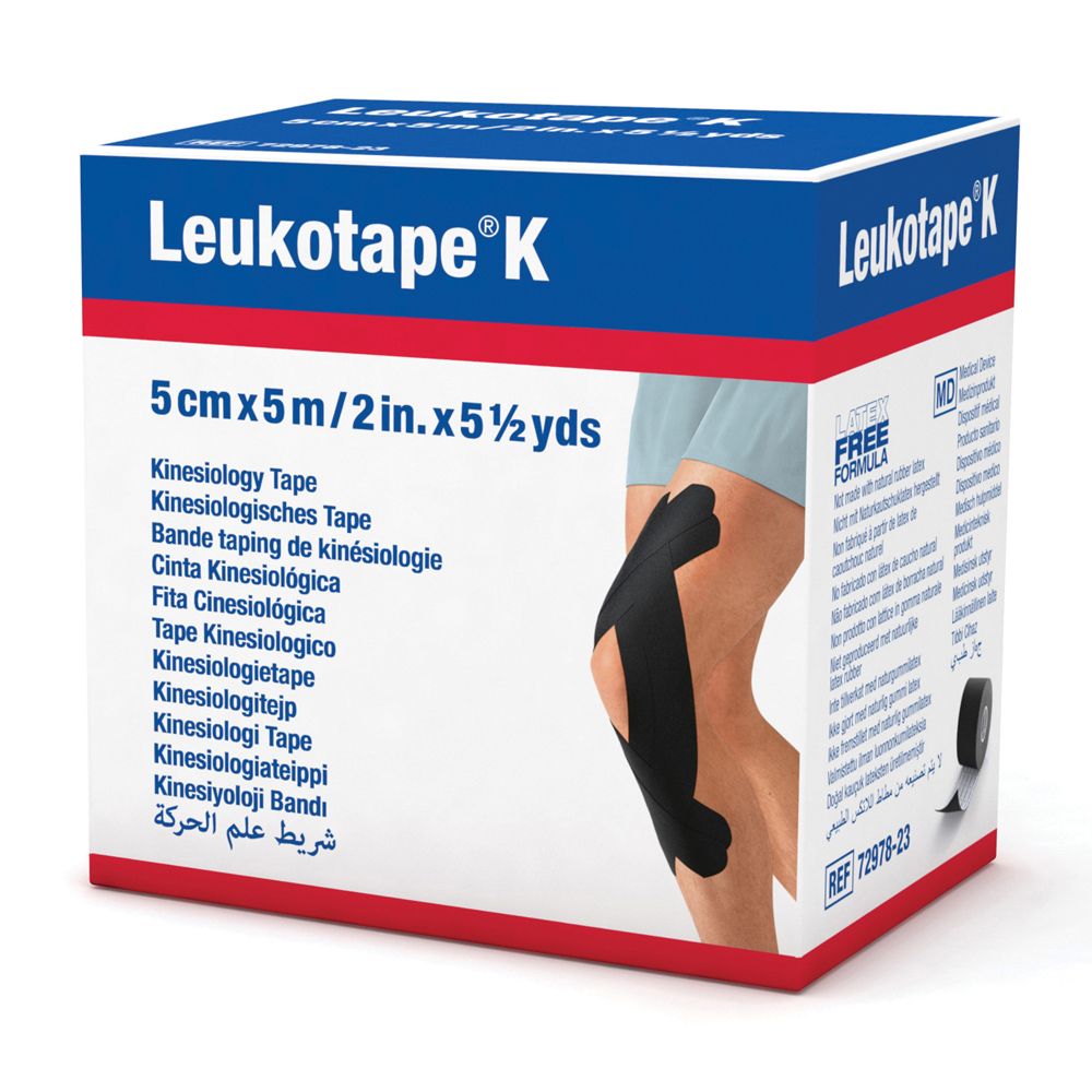 Scatola blu Leukotape K. Scritta: 5cmx5m. Immagine di ginocchio con nastro nero applicato.