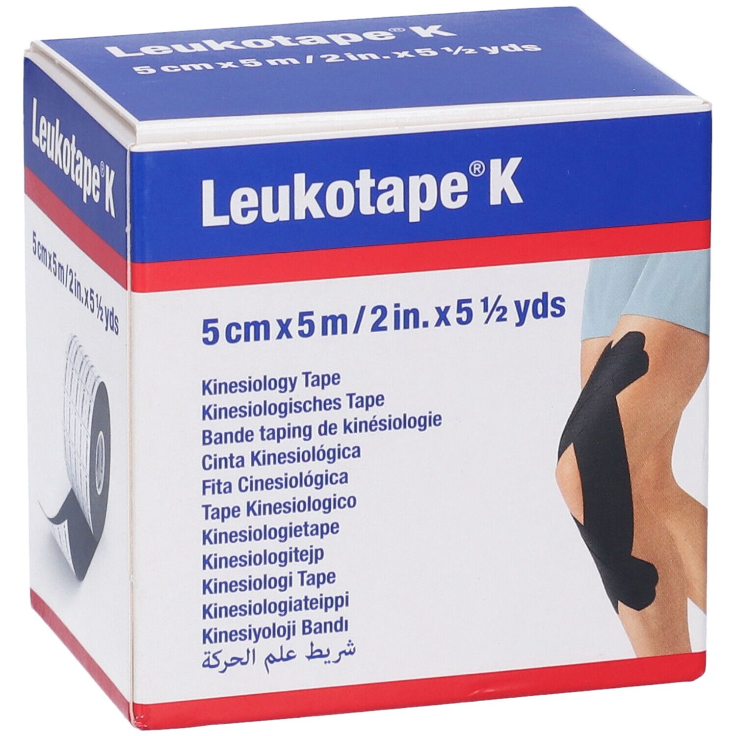 Scatola blu Leukotape K. Scritta: 5cmx5m. Rotolo di nastro nero. Ginocchio con nastro applicato.