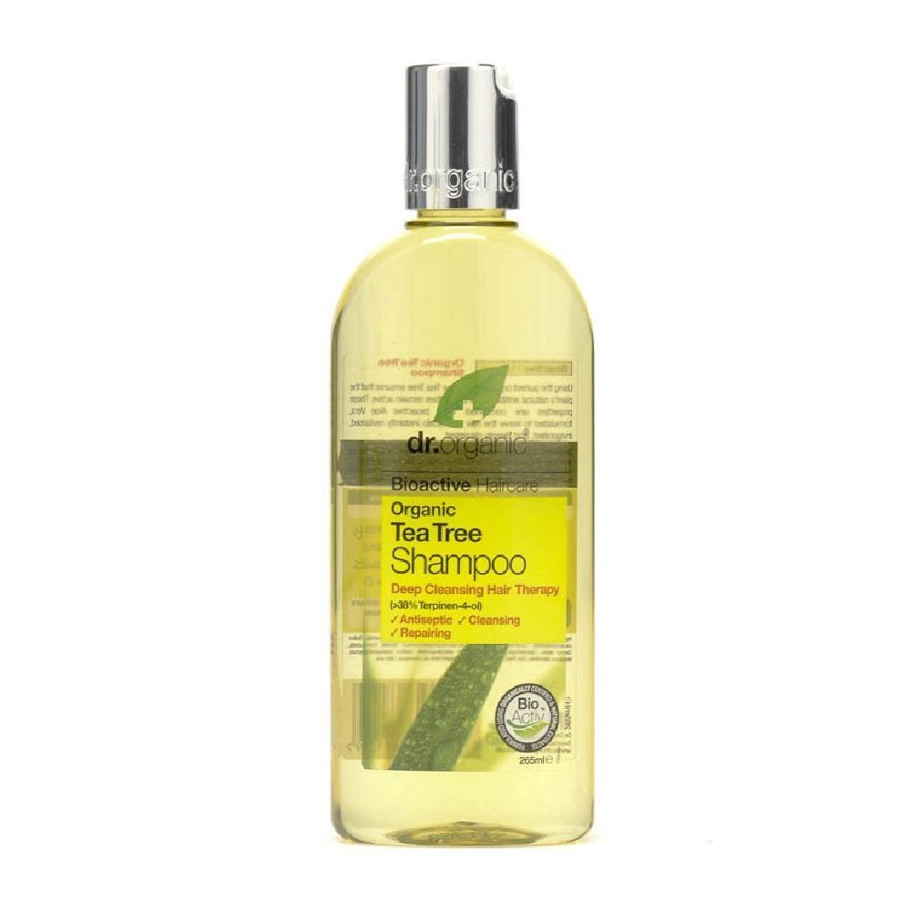 Gelbliche Flasche mit Shampoo. Aufschrift: Dr. Organic Bio-Teebaum-Shampoo. Mit Bio-Siegel.