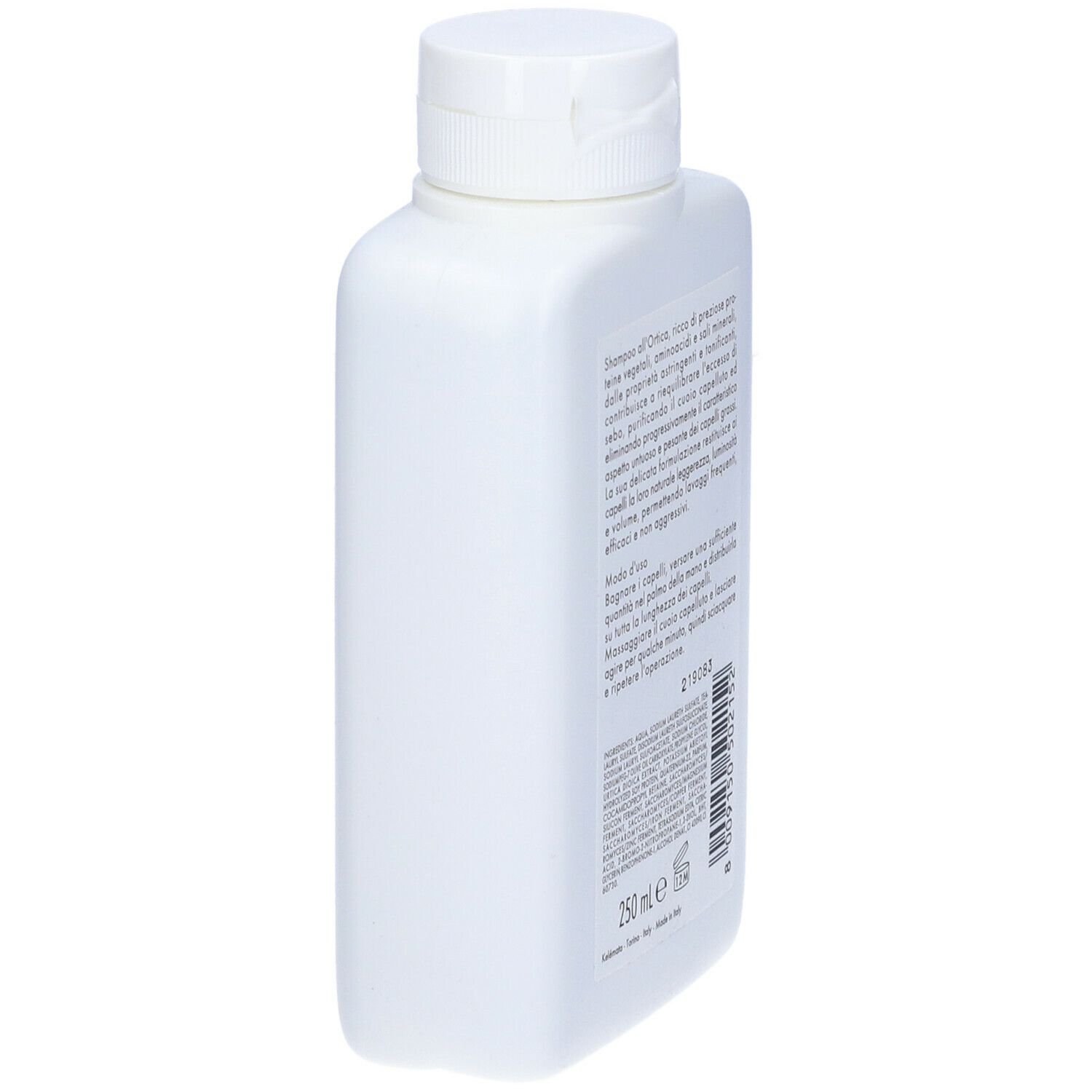 Flacone bianco, vista laterale. Testo: Shampoo all'Ortica. Ingredienti e istruzioni per l'uso. Volume: 250 ml. Prodotto in Italia.