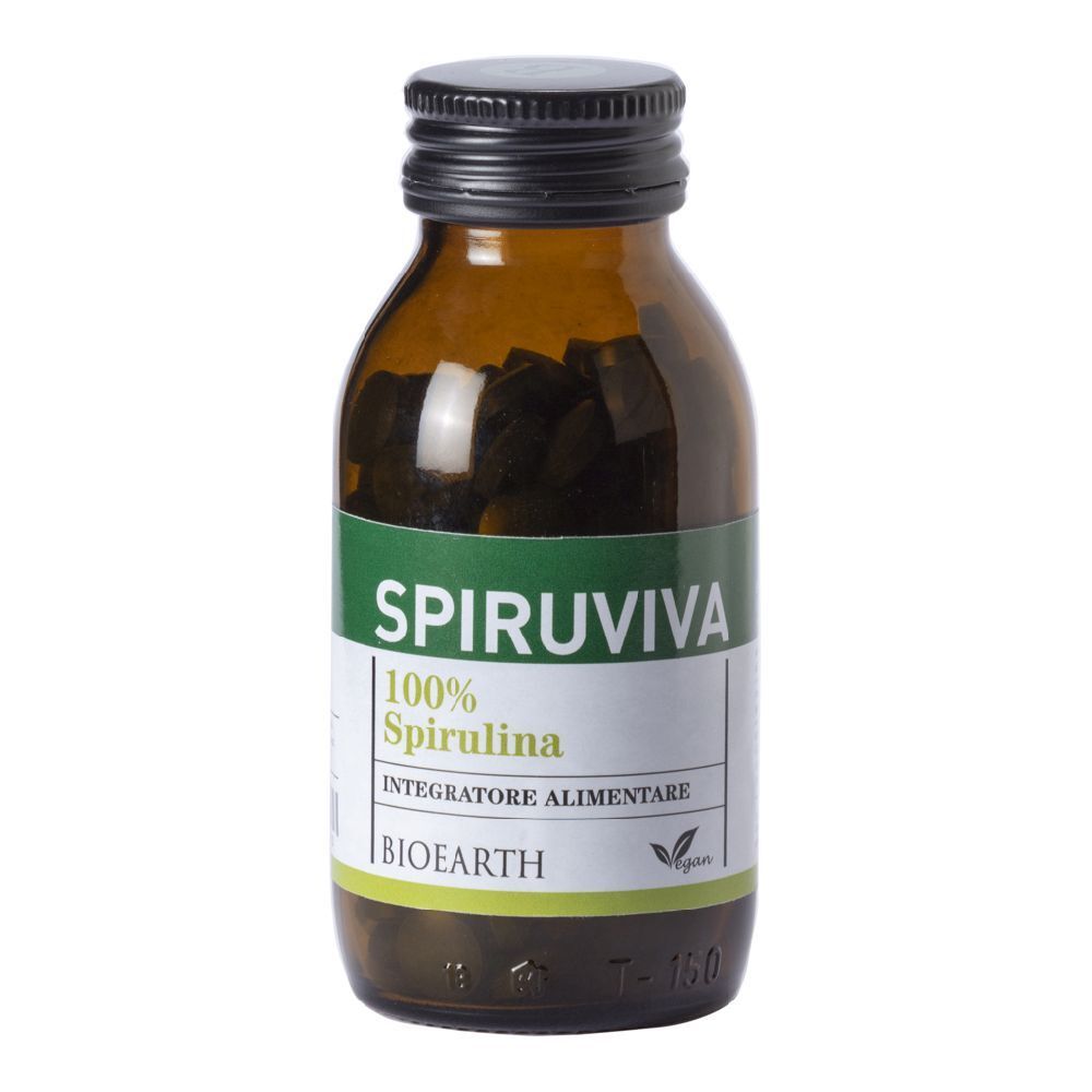 Bottiglia di vetro marrone con tappo nero. Etichetta "Spiruviva", "100% Spirulina", "Integratore Alimentare" e "Bioearth". Sigillo vegano.