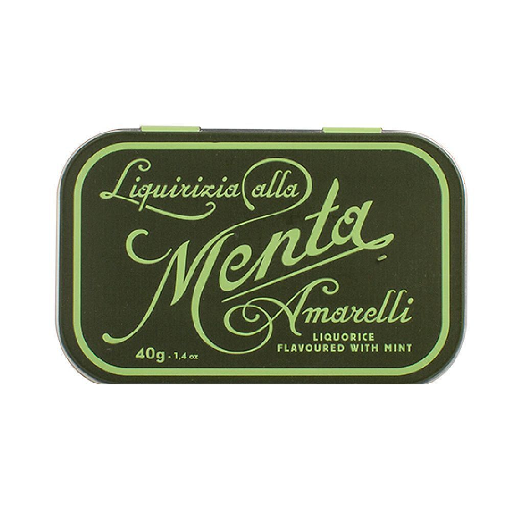 Scatola rettangolare verde. Scritta Menta Amarelli, 40g. Liquirizia alla menta. Sfondo verde scuro.