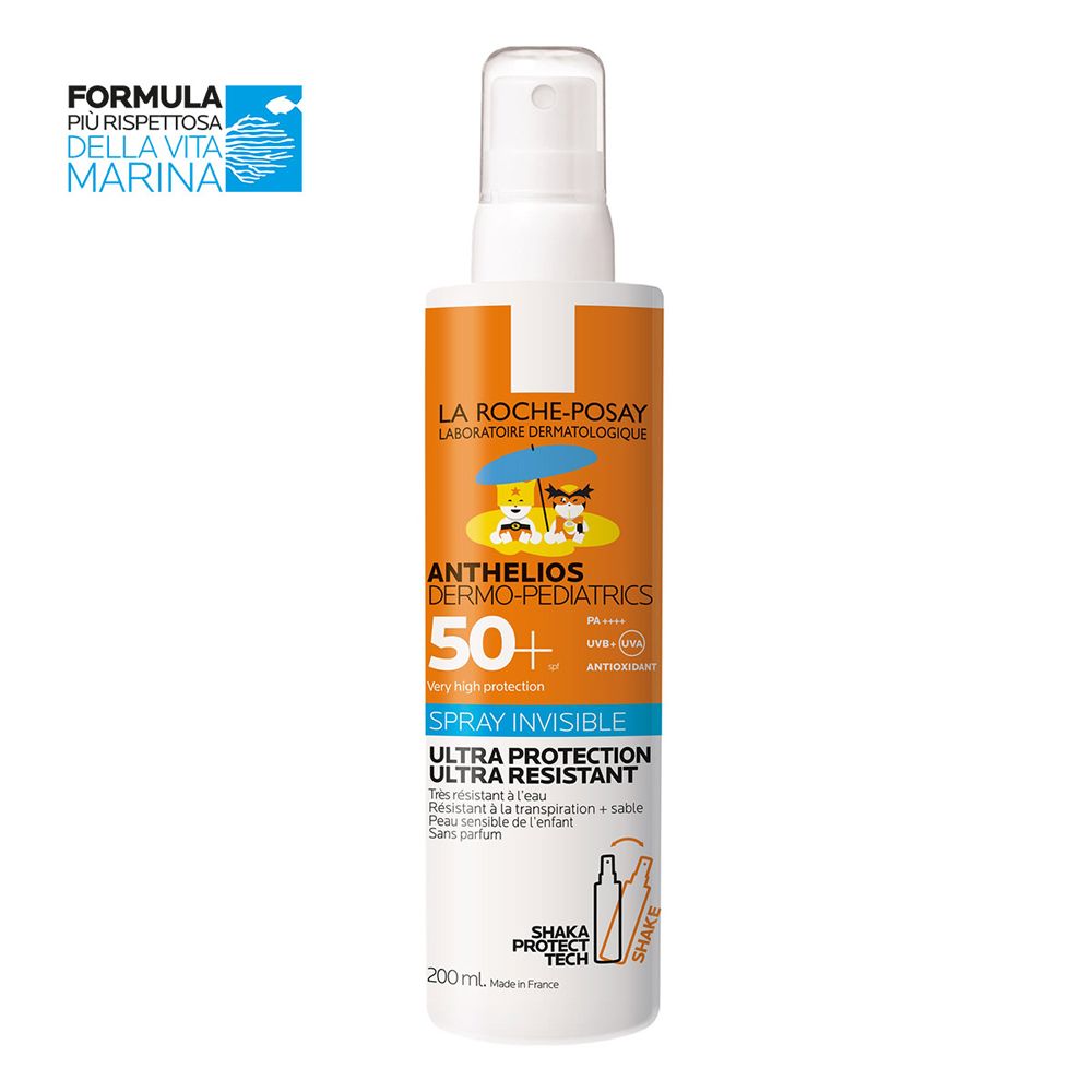 Flacone spray bianco-arancione. Scritta: Anthelios Dermo-Kids 50+ Spray. Logo 'Formula più rispettosa della vita marina'.