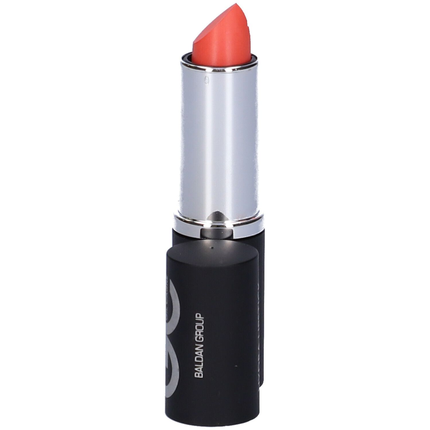 Rossetto corallo. Stick nero con anello argentato. Tappo con testo.