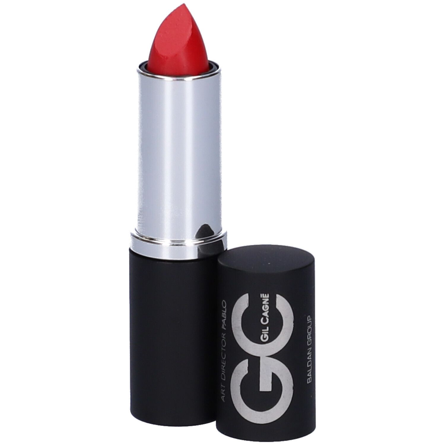 Rossetto rosso in astuccio nero con anello argentato. Sul tappo c'è "GC" e "GIL CAGNÉ".