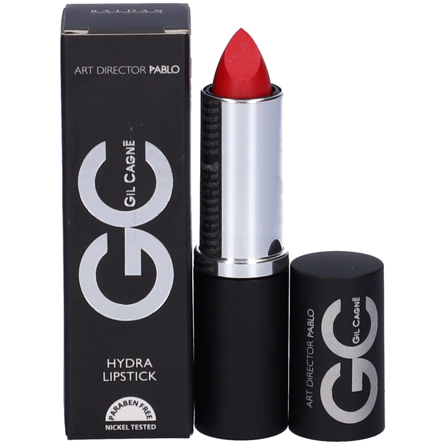 Rossetto rosso con confezione nera. Sulla confezione c'è scritto "HYDRA LIPSTICK" e "GC".