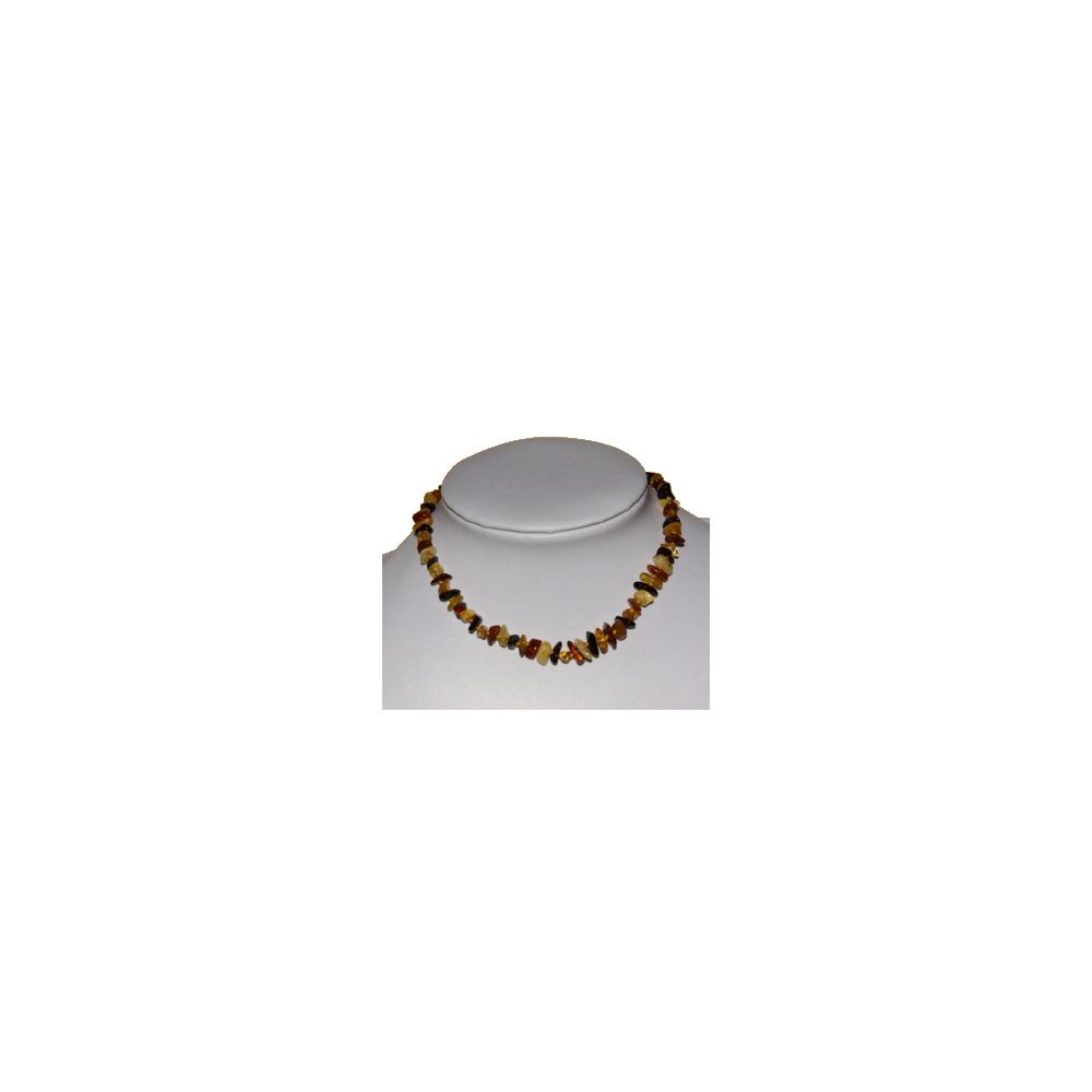Collana di ambra multicolore su supporto bianco. Pietre ambrate di diverse tonalità.
