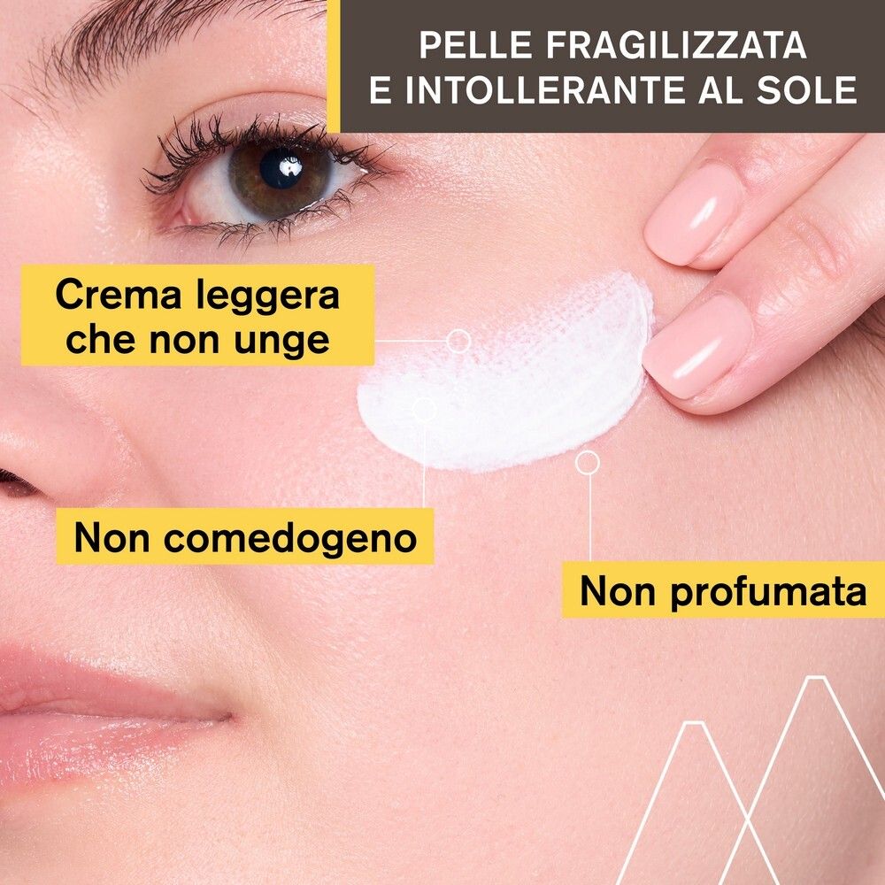 Primo piano di una donna che applica la crema sul viso. Testo: Non comedogenico, non profumato.