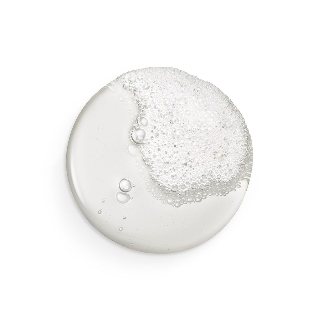 Goccia di shampoo trasparente con schiuma. Forma rotonda. Su sfondo bianco.