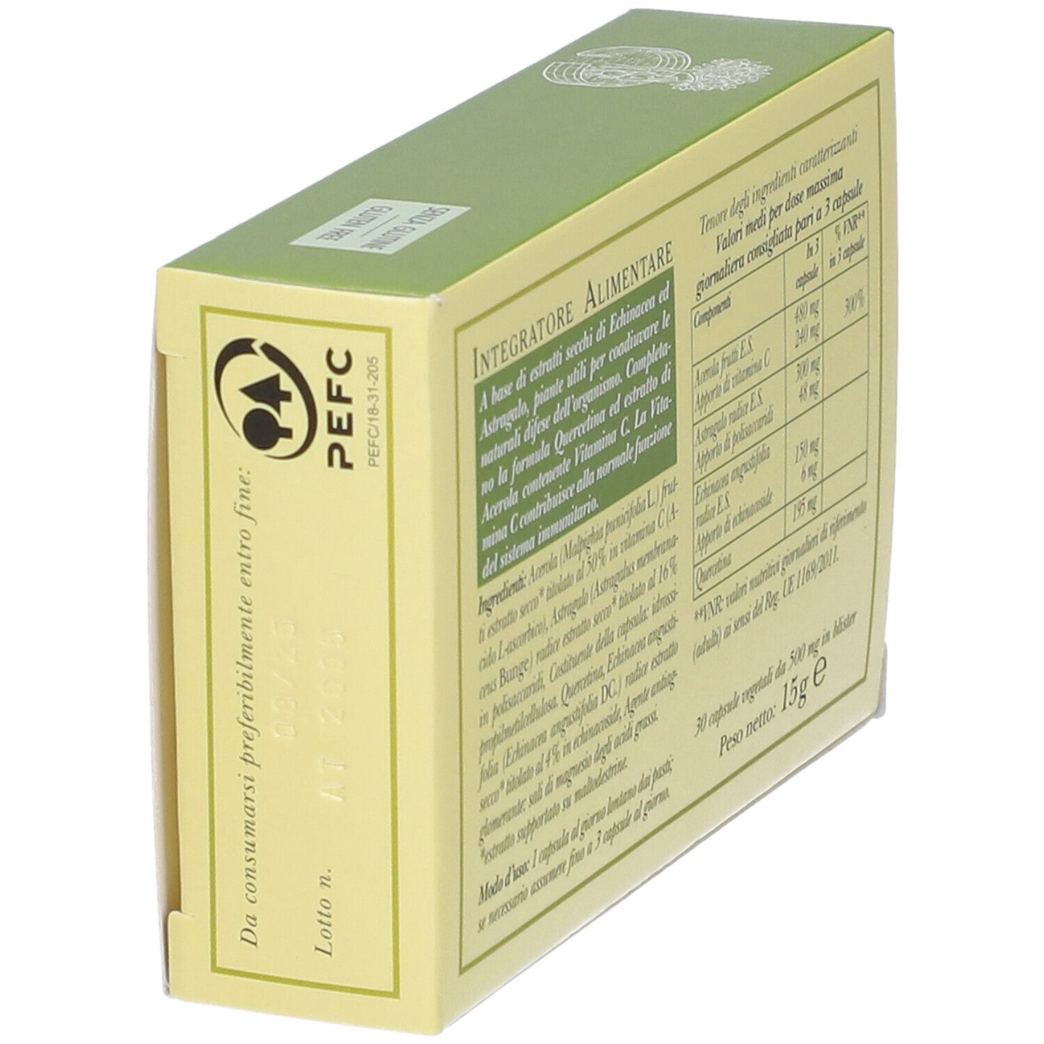 Schachtel in schräger Ansicht. Rückseite mit Text und Logo. Text: Integratore Alimentare, PEFC-Logo, Mindesthaltbarkeitsdatum.