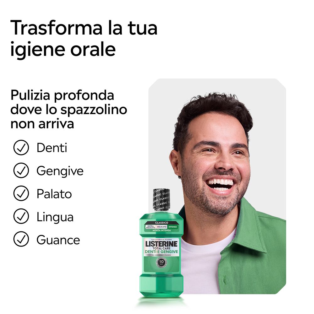 Grüne Listerine Total Care Mundspülflasche neben einer Frau, die sich die Wangen aufbläht.