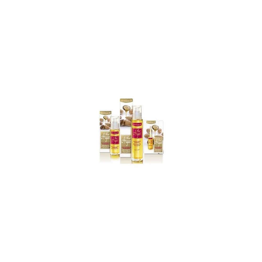 Diverse bottiglie e confezioni. Scritta: Riad Argan Olio Puro. Liquido dorato in bottiglie trasparenti.