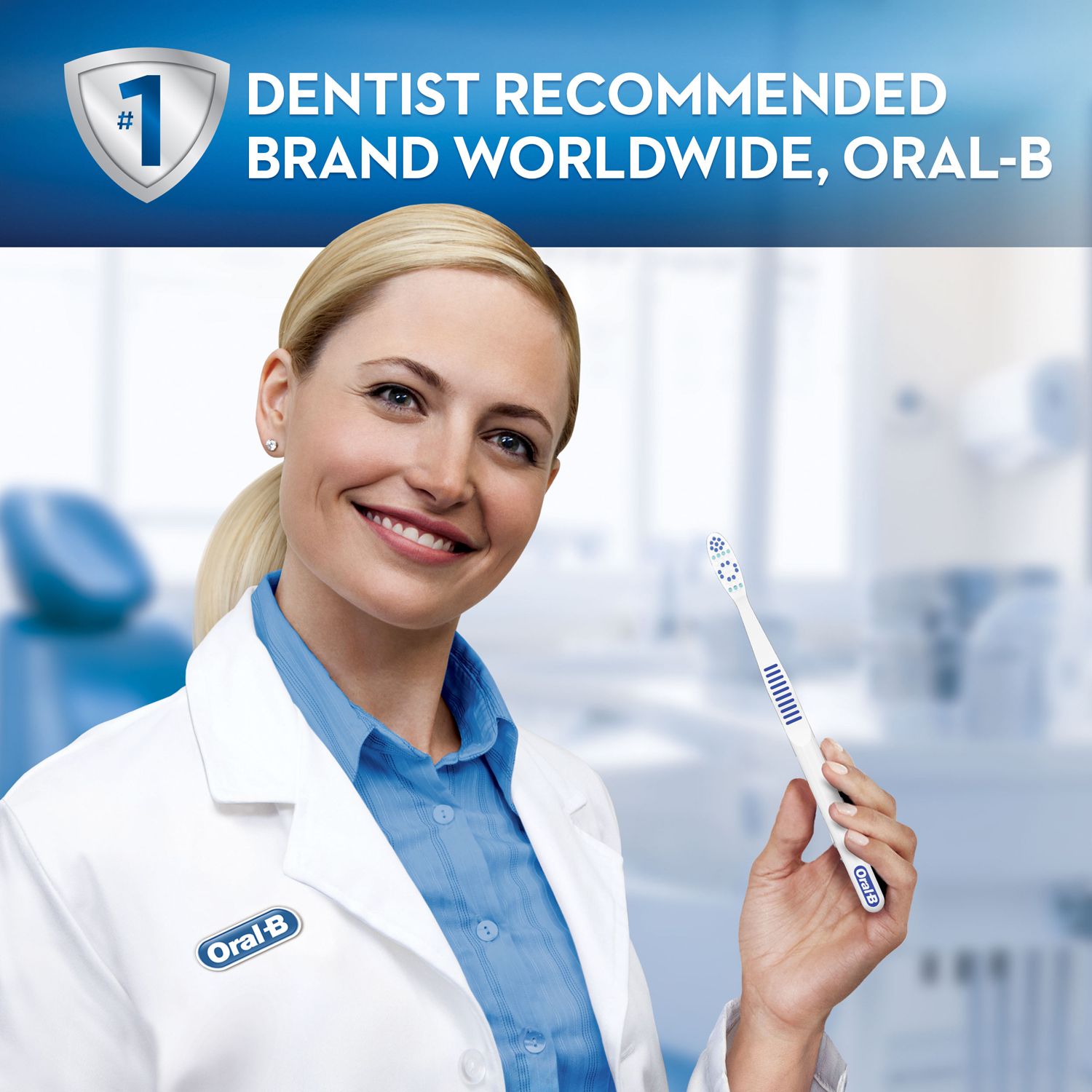 Eine Frau mit einem weißen Kittel hält eine Zahnbürste. Der Text lautet: Von Zahnärzten weltweit empfohlen, Oral-B.