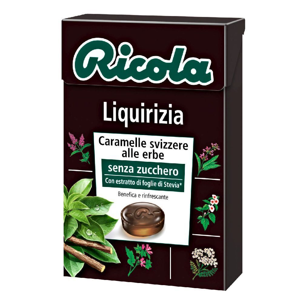 Scatola marrone scuro con logo Ricola. Testo: Liquirizia, Caramelle svizzere alle erbe, senza zucchero. Illustrazione di erbe e caramella.