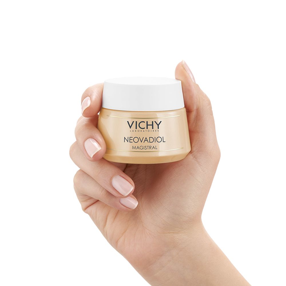 Cremebehälter mit weißem Deckel. Aufschrift: VICHY, NEOVADIOL MAGISTRAL. Gehaltene Hand.