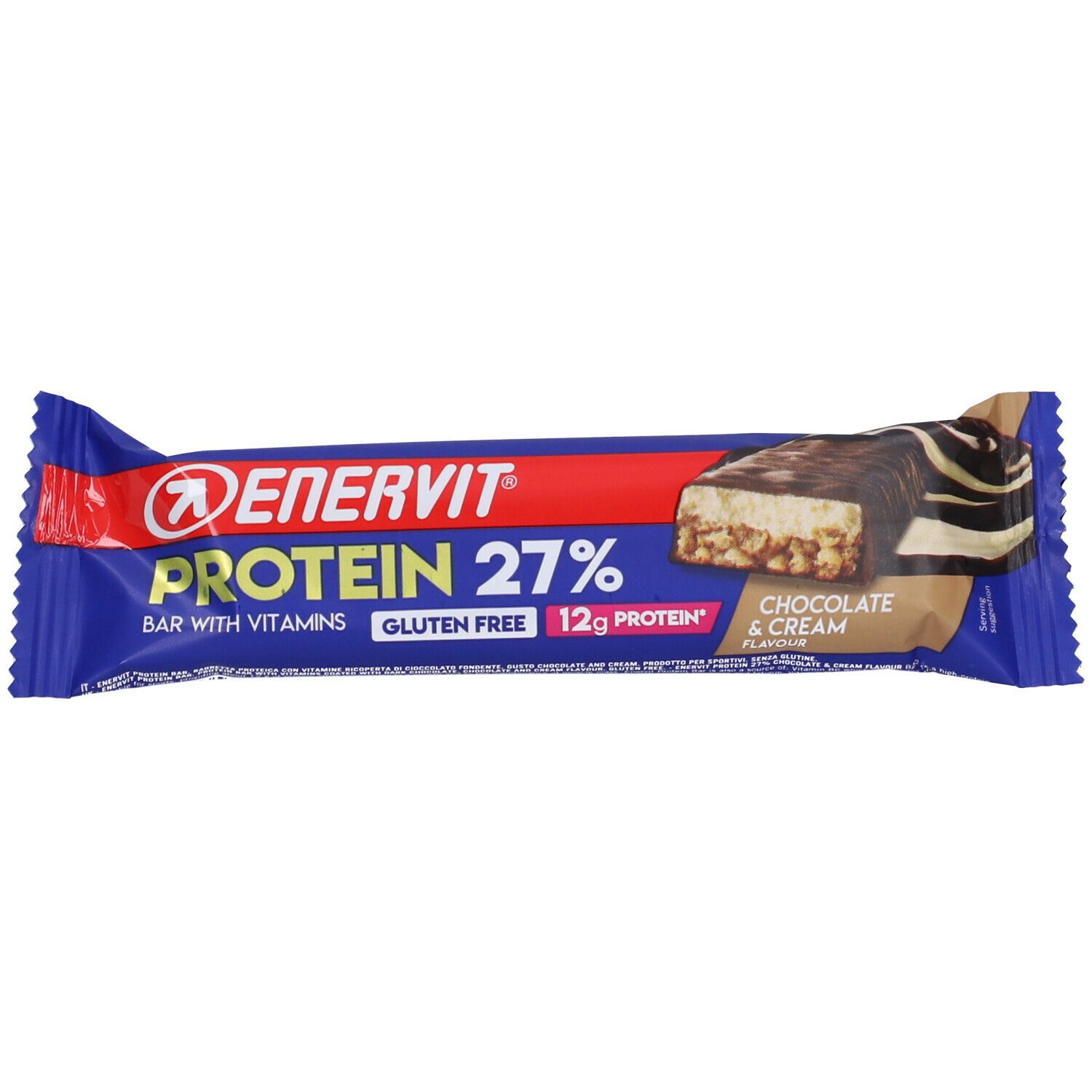 Proteinriegel, teilweise angeschnitten, zeigt Schokoladen-Sahne-Füllung. Blaue Verpackung mit Logo und Produktbezeichnung.