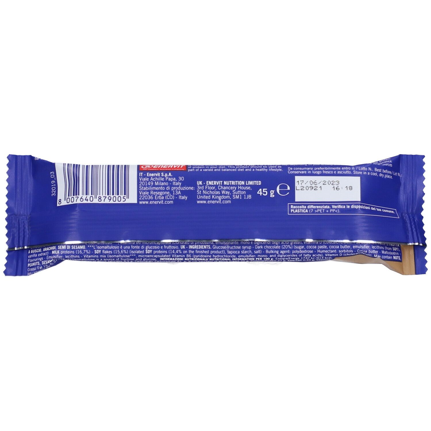 Rückseite der Proteinriegel-Verpackung. Blaue Verpackung mit Barcode, Inhaltsstoffen und Herstellerinformationen.