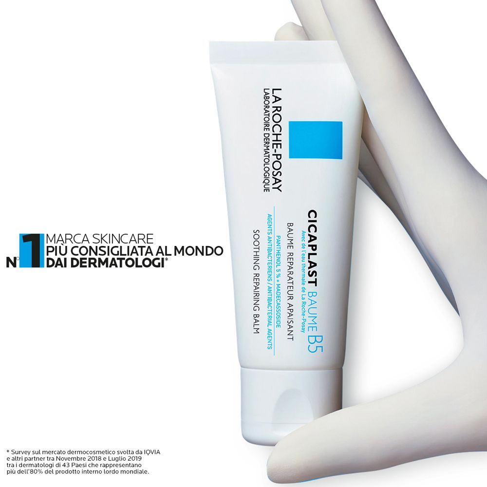 Hand hält Tube. Text: Nr. 1 Hautpflege-Marke, empfohlen von Dermatologen.