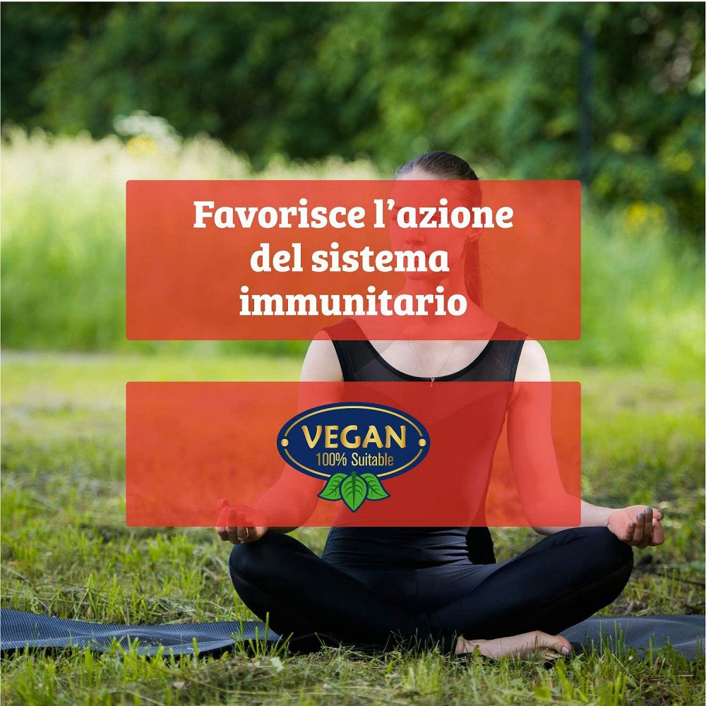 Frau in Meditationshaltung im Freien, unterstützt das Immunsystem.