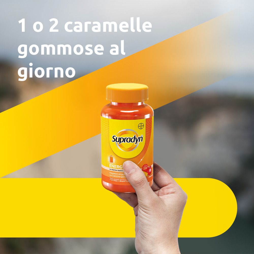 Person hält eine Flasche "Supradyn Energy" in der Hand. Auf gelbem Hintergrund steht "1 o 2 caramelle gommose al giorno".