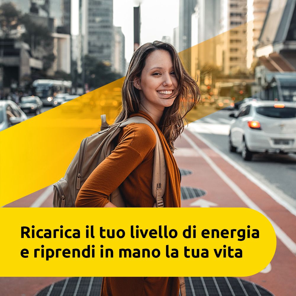 Frau geht über die Straße. Gelber Hintergrund mit Text: "Ricarica il tuo livello di energia e riprendi in mano la tua vita".