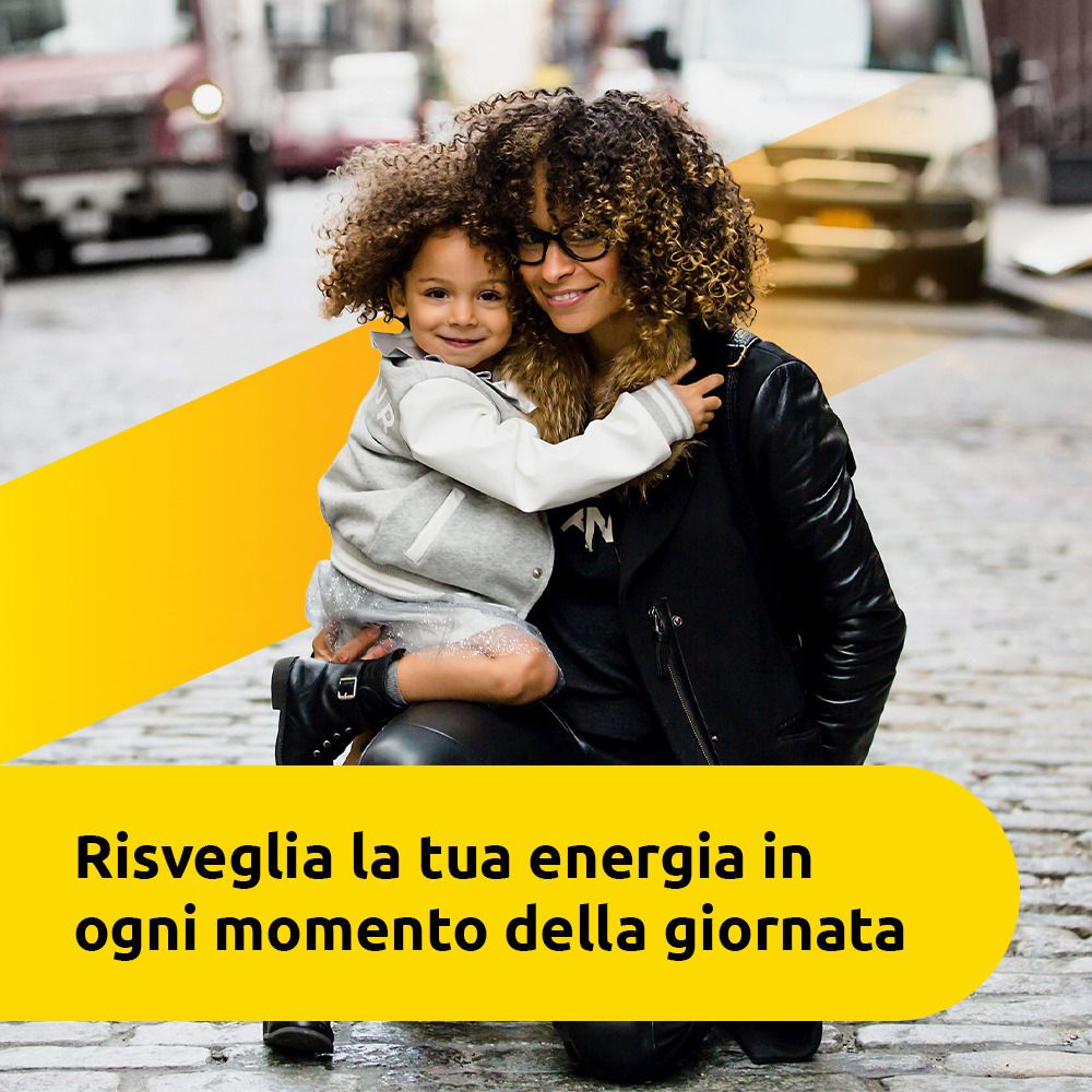 Mutter und Kind umarmen sich. Gelber Hintergrund mit Text: "Risveglia la tua energia in ogni momento della giornata".