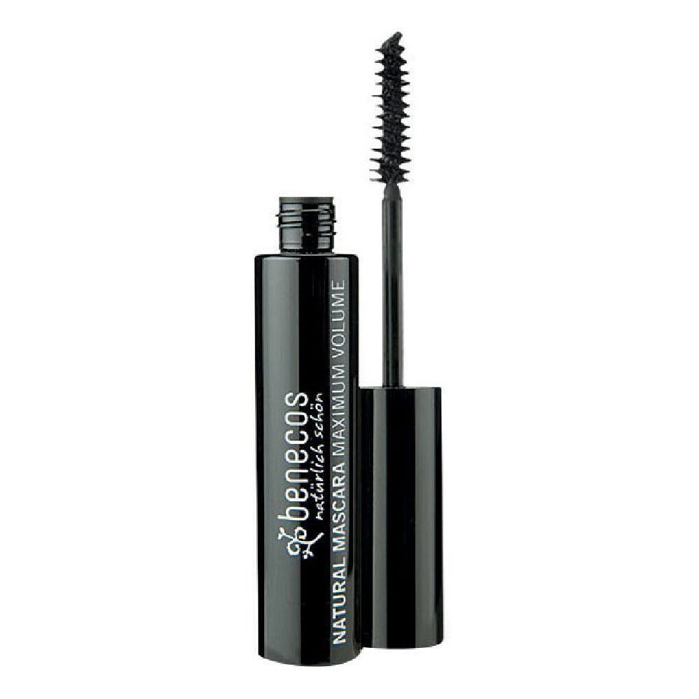 Spazzola e flacone di mascara neri. Scritta: Benecos Natural Mascara Maximum Volume.
