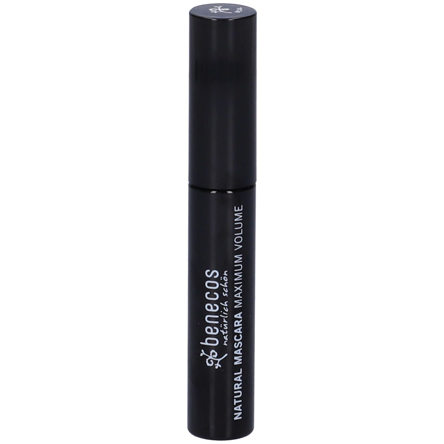 Tubo di mascara nero con tappo. Scritta: Benecos Natural Mascara Maximum Volume.