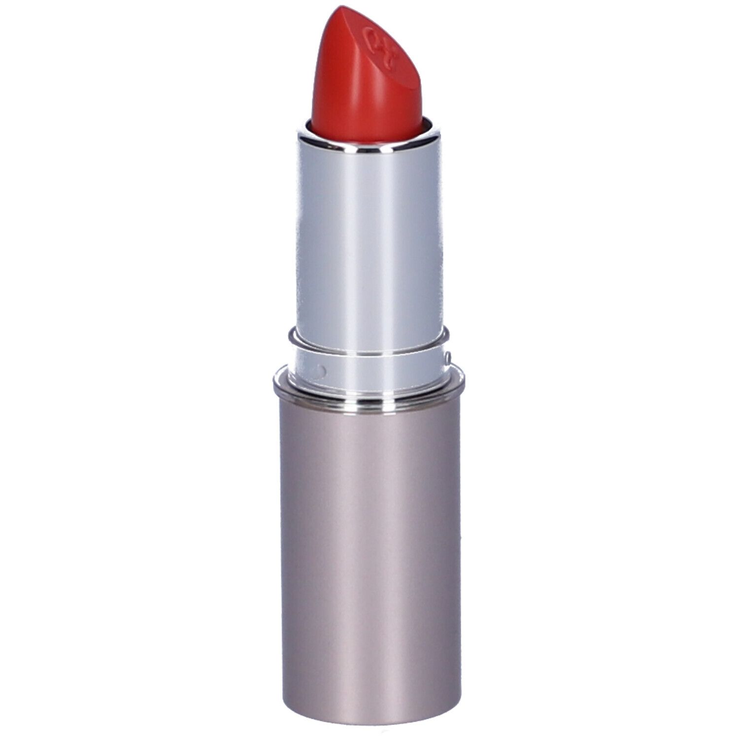 Rossetto rosso con fusto argentato e cappuccio chiuso.