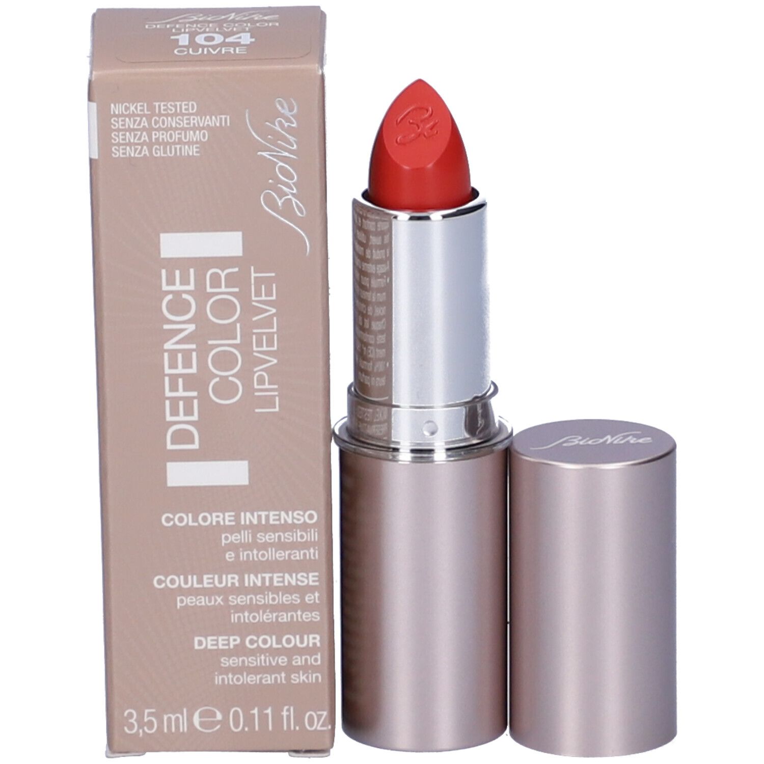 Rossetto rosso, fusto argentato, cappuccio aperto. Confezione accanto.