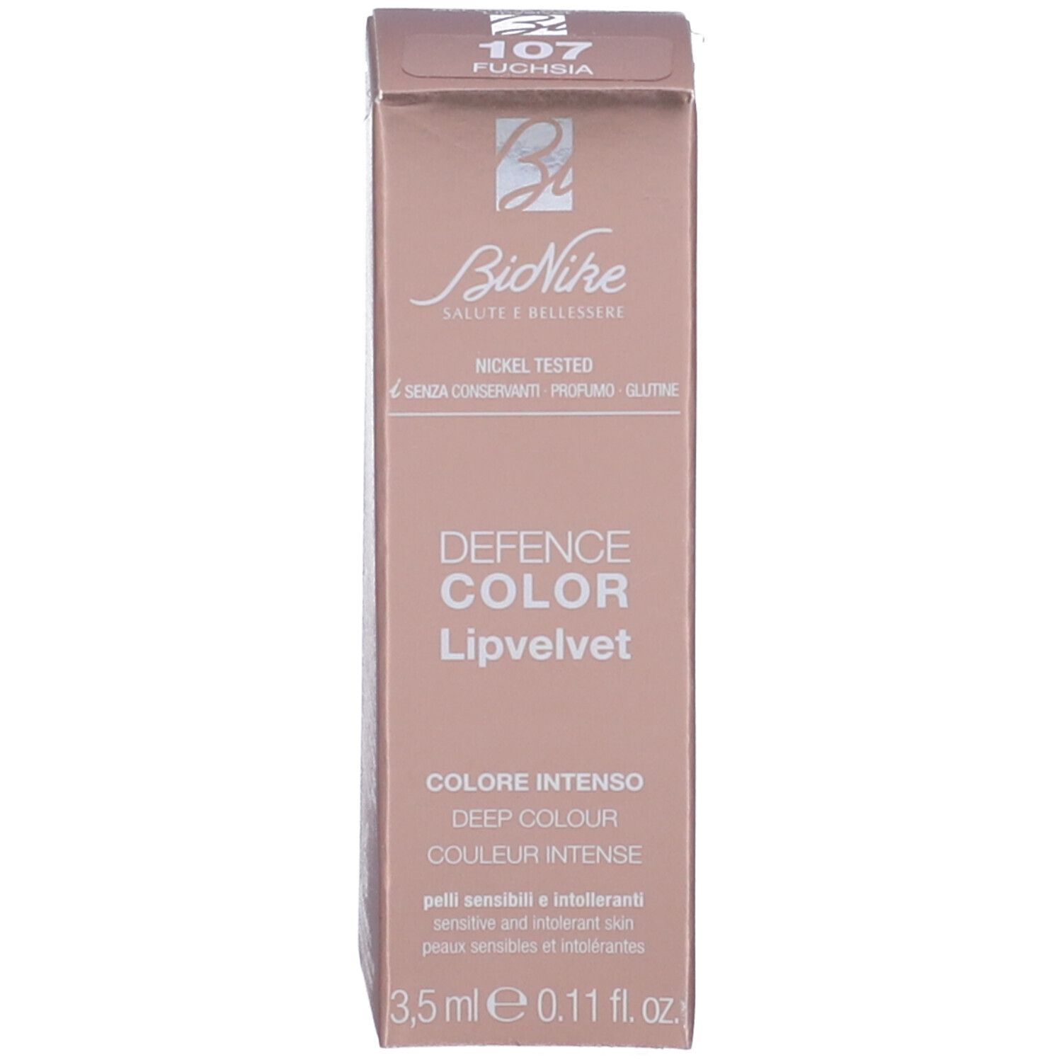 Confezione con rossetto. Sulla confezione sono indicati 'Defence Color Lipvelvet' e '107 Fuchsia'.