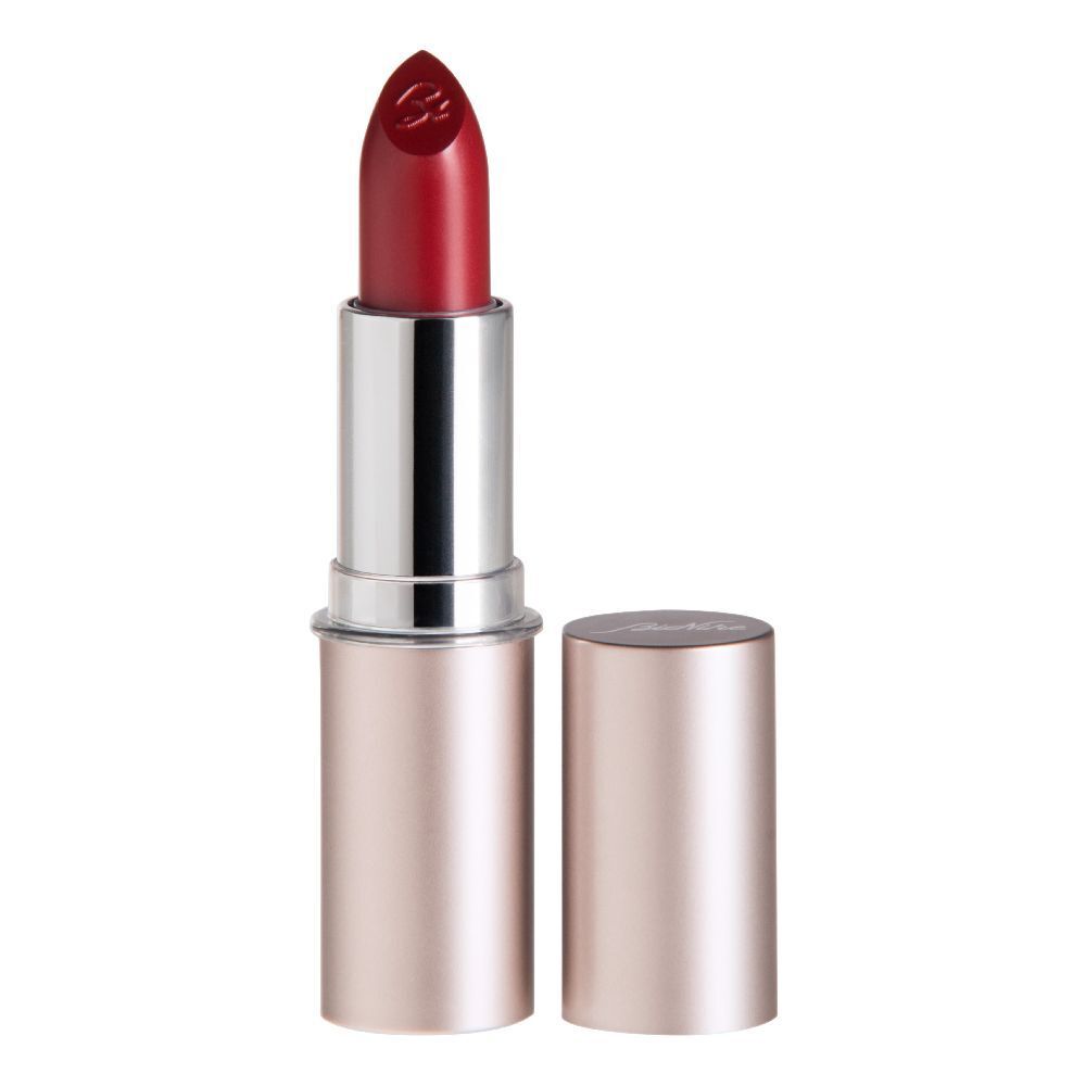 Rossetto rosso aperto. Astuccio metallico oro rosa. Tappo accanto. Punta del rossetto con logo.