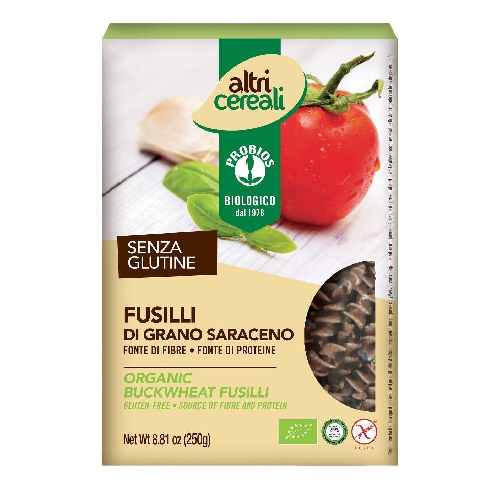 Confezione di fusilli di grano saraceno. Scritte: senza glutine, marchio bio, pomodoro, basilico. Prodotto visibile.