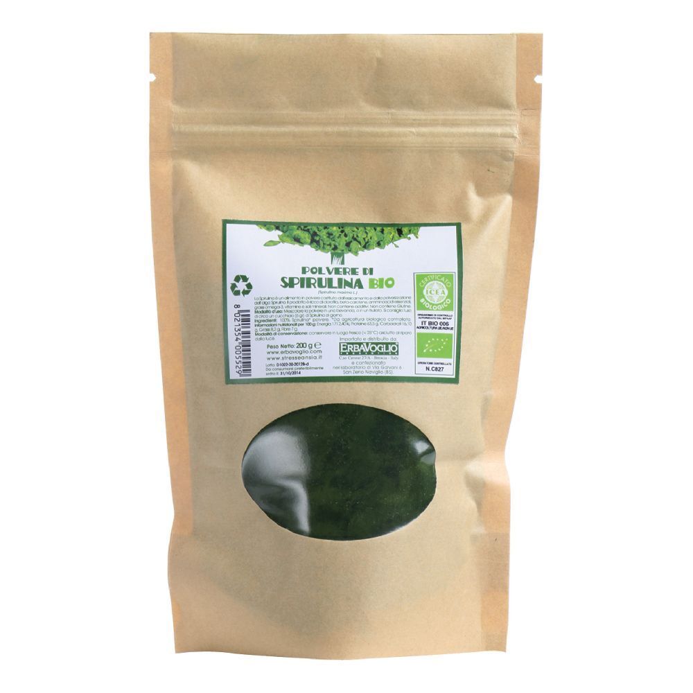 Busta con polvere di spirulina, finestra. Scritte: Spirulina Bio, logo, foglie verdi, simbolo riciclo.