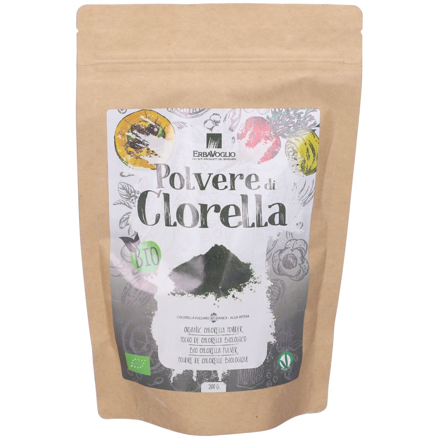Busta con etichetta. Testo: Polvere di Clorella. Logo. Polvere verdastra visibile. Certificazione bio.