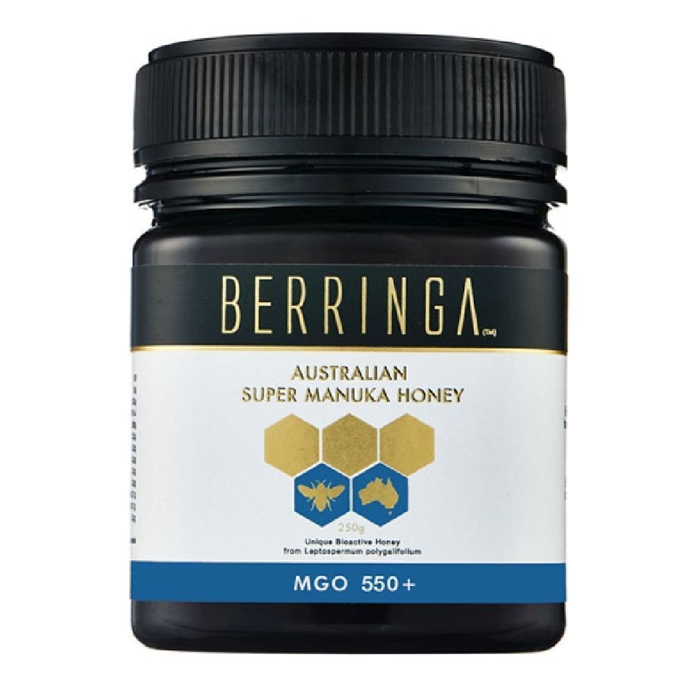 Barattolo scuro con coperchio nero. Etichetta con "BERRINGA", "Australian Super Manuka Honey", grafica a nido d'ape e "MGO 550+".