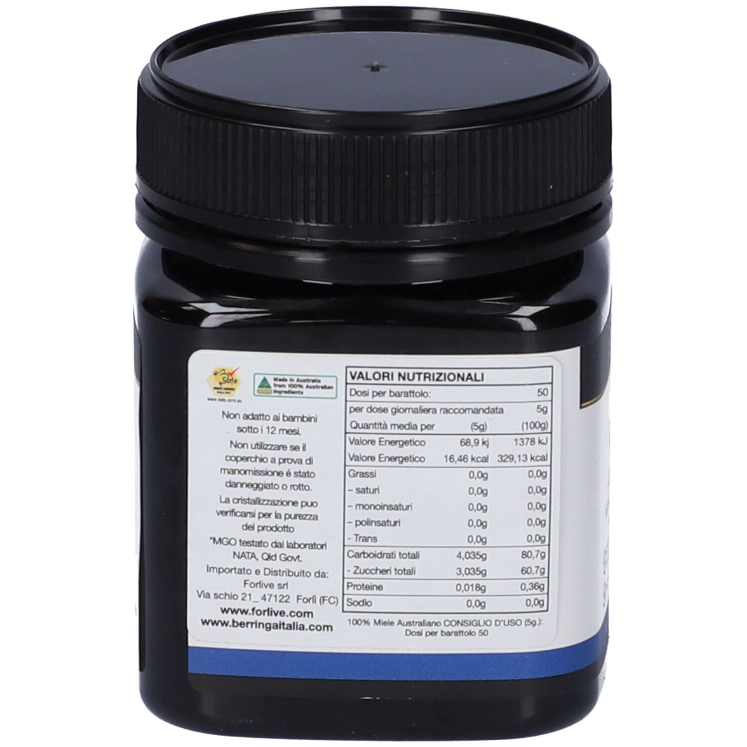 Barattolo scuro con coperchio nero. Retro con informazioni nutrizionali in italiano. Contiene informazioni nutrizionali.