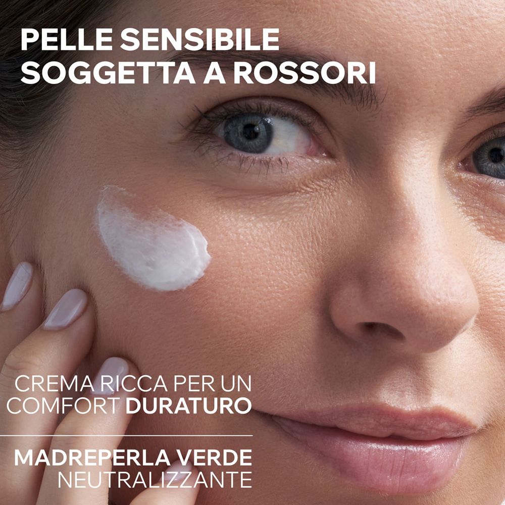 Nahaufnahme eines Gesichts. Creme auf der Haut. Text: Empfindliche Haut, die zu Rötungen neigt.