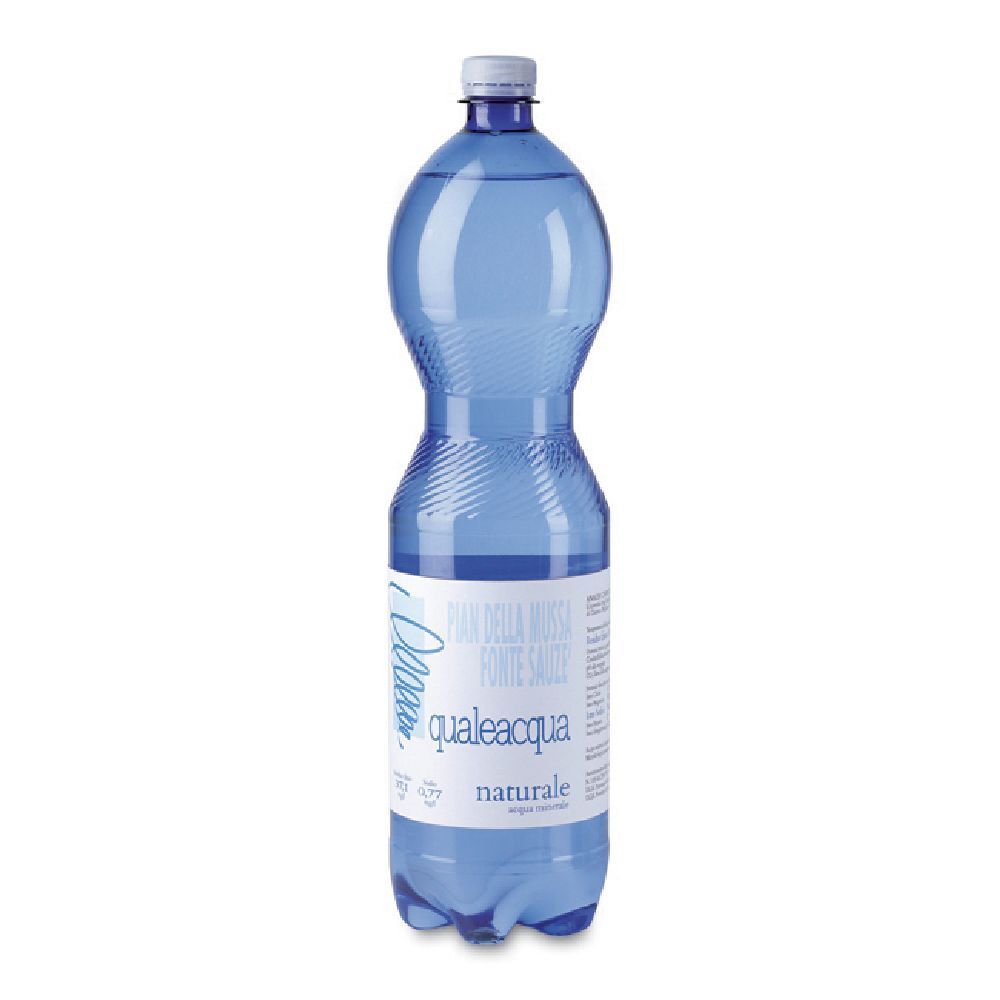 Bottiglia di plastica blu con etichetta bianca. Scritta: qualeacqua naturale.