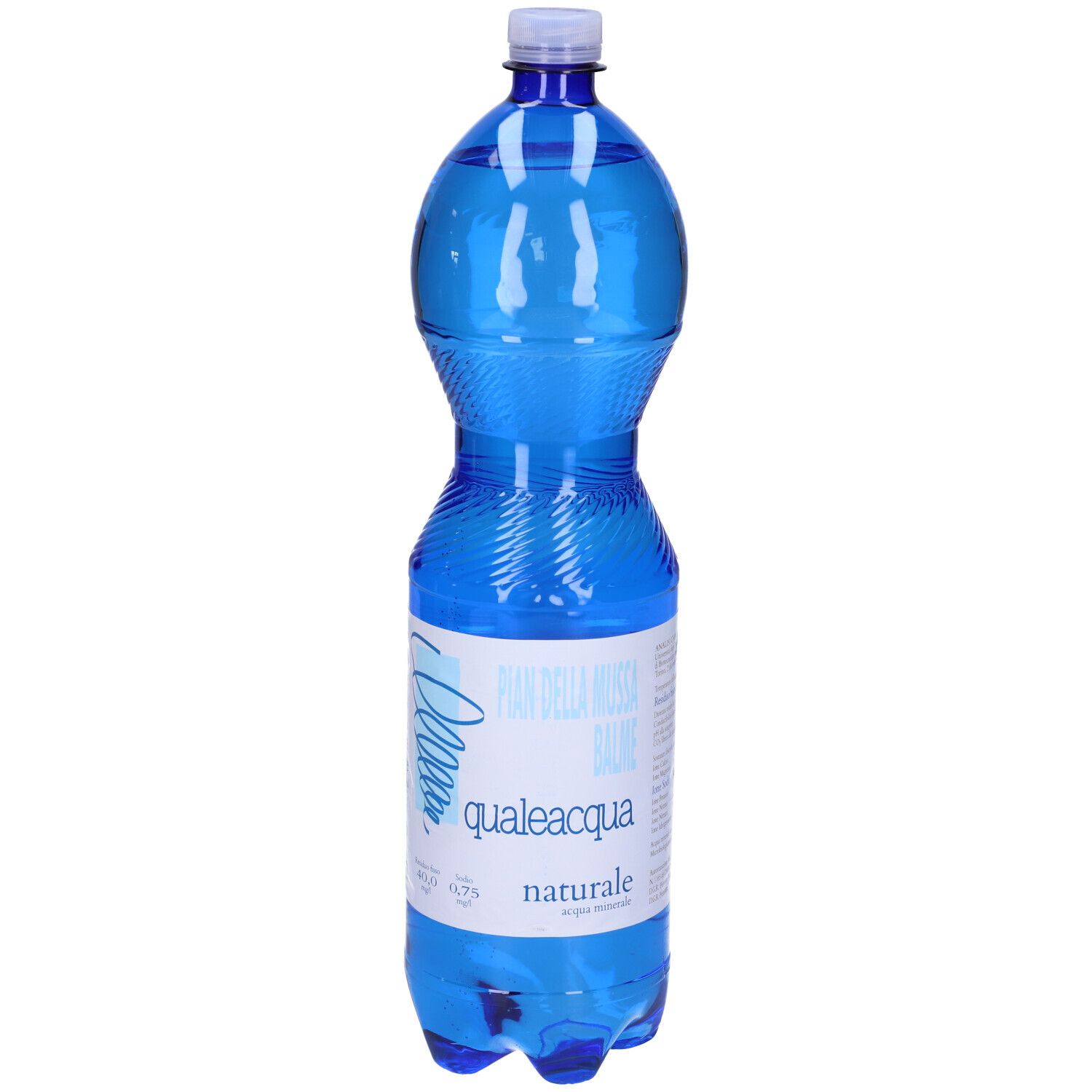 Bottiglia di plastica blu con etichetta bianca. Scritta: qualeacqua naturale.