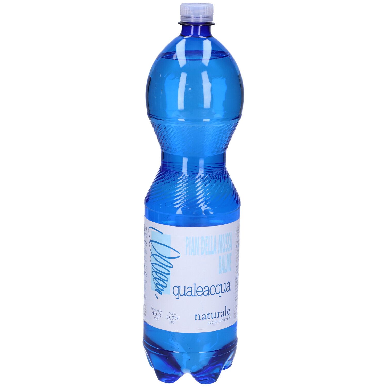 Bottiglia di plastica blu con etichetta bianca. Scritta: qualeacqua naturale.