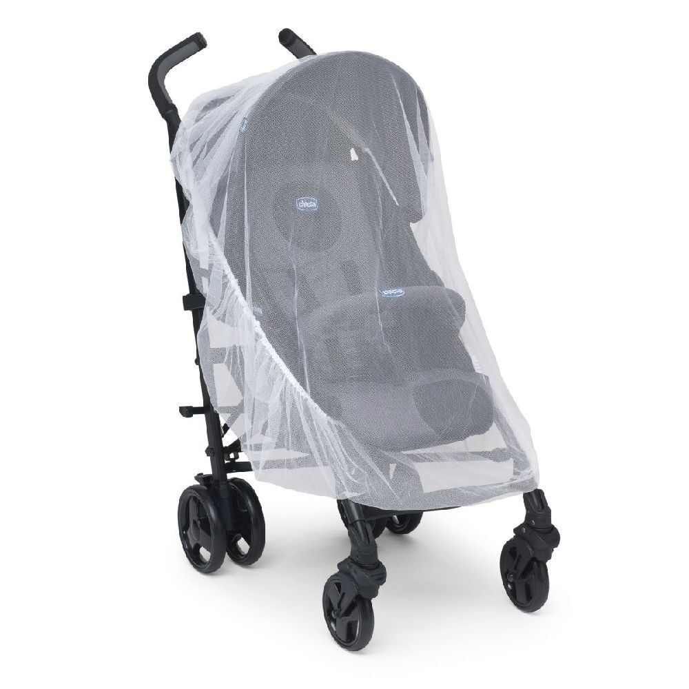 Zanzariera per passeggino. Rete bianca che copre completamente il passeggino. Passeggino nero su sfondo bianco.
