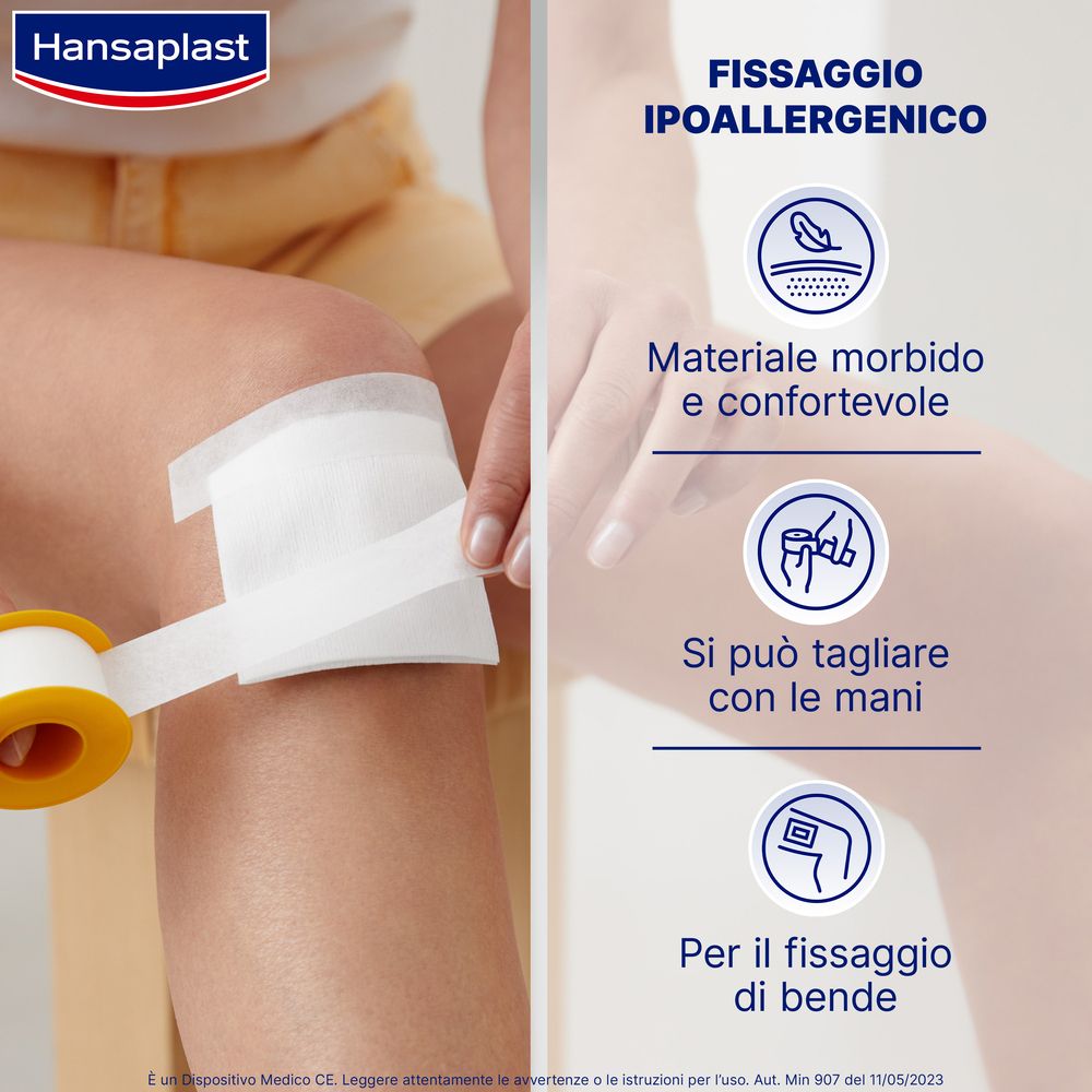 Person zeigt Anwendung von Hansaplast Soft Cerotto Rocchetto am Knie. Text: Fixierung, weiches Material, mit Händen schneidbar.