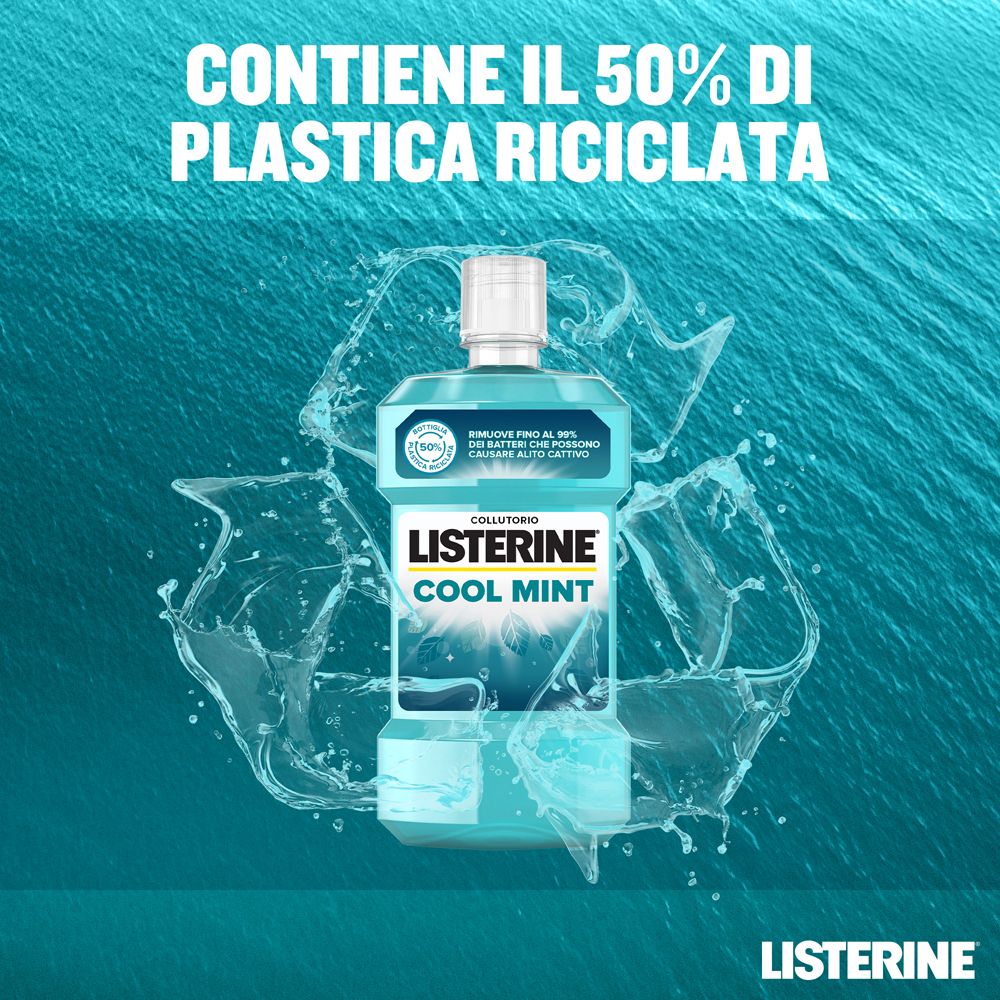 Listerine Cool Mint Flasche, hellblau, mit Wasser. Text: Enthält 50% recyceltes Plastik.