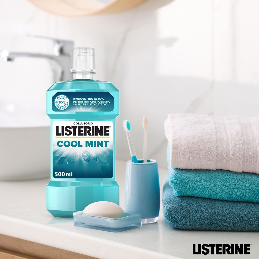 Listerine Cool Mint Flasche, hellblau, im Badezimmer. Mit Zahnbürsten, Seife und Handtüchern.