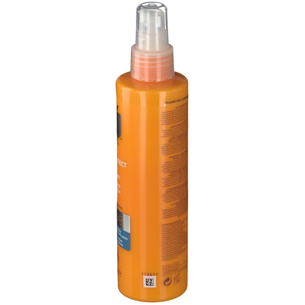 Flacone arancione con vaporizzatore. Testo e codice a barre sul lato. Nome del prodotto non visibile.